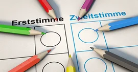 Wahlzettel, auf dem Buntstifte liegen