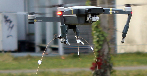 Flugmanöver auf dem Testgelände der Universität Potsdam in Golm. Foto: Simon Schneider. Flugmanöver auf dem Testgelände der Universität Potsdam in Golm. Foto: Simon Schneider.