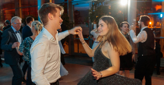 Fotos: Beim Uniball 2017 (Fotos Reinhardt & Sommer) Ein Mann und eine Frau tanzen.