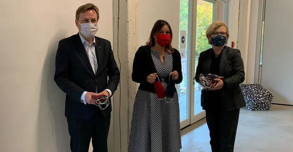 Uni-Präsident Prof. Oliver Günther, Brandenburgs Wissenschaftsministerin Dr. Manja Schüle und Prof. Dr. Ulrike Tippe, Präsidentin der TH Wildau und der Brandenburgischen Landesrektorenkonferenz (BLRK), bei der Übergabe der Masken. | Foto: Maik Friebe