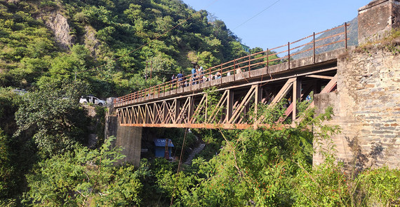 Von einer alten Brücke über den Baghirati aus führt die Gruppe eine Messung der Fließgeschwindigkeit Von einer alten Brücke über den Baghirati aus führt die Gruppe eine Messung der Fließgeschwindigkeit durch.