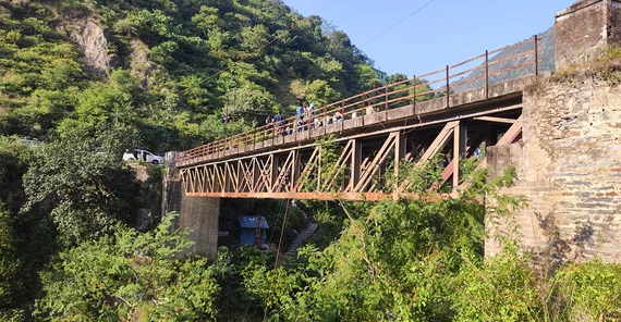 Von einer alten Brücke über den Baghirati aus führt die Gruppe eine Messung der Fließgeschwindigkeit durch.