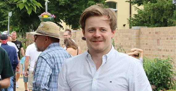 Ein Mensch bei einem Aktionstag.