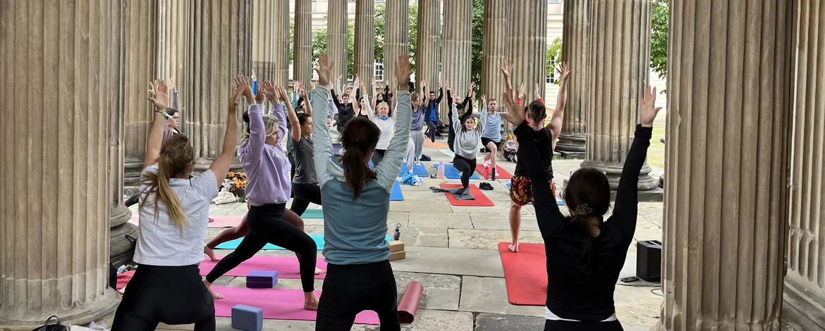 mehrere Frauen, die in der Kolonnade am Neuen Palais Sport machen - 