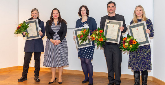 Trägerinnen und Träger der Landeslehr- und Postdoc-Preise Trägerinnen und Träger der Landeslehr- und Postdoc-Preise mit der Ministerin für Wissenschaft, Forschung und Kultur des Landes Brandenburg, Dr Manja Schüle (2.v.l.). In der Mitte: Dr. Kerstin Reibold.