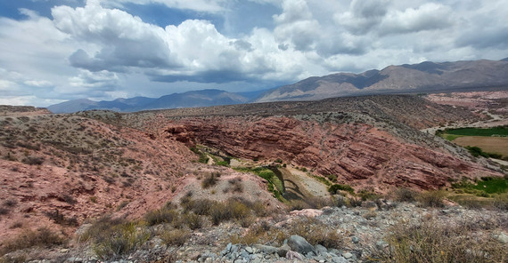 Scheinbare Idylle auf 3000 m im Tal von La Poma, das 1930 von einem Erdbeben erschüttert wurde. Auf dem Foto ist das Tal von La Poma zu sehen, das 1930 von einem Erdbeben erschüttert wurde. Das Foto ist von Bodo Bookhagen.