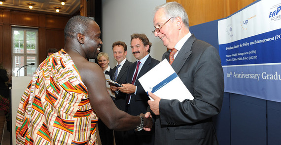 Prof. Dr. Dr. h.c. mult. Klaus Töpfer Klaus Töpfer gratuliert Absolventen eines internationalen Masterstudiengangs in den Politikwissenschaften