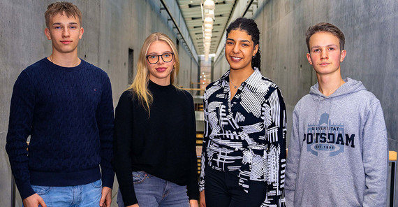 Schüler*innen haben im Wintersemester 2024/25 in unterschiedliche Studienfächer hineingeschnuppert. Vier Schülerinnen und Schüler im Gebäude der Uni Potsdam.