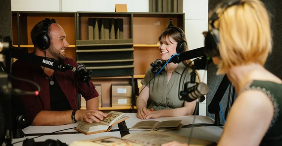 Drei Personen bei der Aufnahme eines podcasts im Tonstudio.