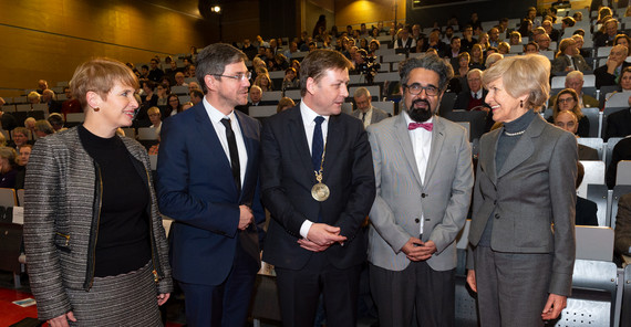 Uni-Präsident Oliver Günther (Mitte) mit Brandenburgs Wissenschaftsministerin Martina Münch, Potsdams Oberbürgermeister Mike Schubert, Voltaire-Presiträger Milad Karimi und der Stifterin des Preises Friede Springer (v.l.n.r.). Foto: Karla Fritze. Uni-Präsident Oliver Günther (Mitte) mit Brandenburgs Wissenschaftsministerin Martina Münch, Potsdams Oberbürgermeister Mike Schubert, Voltaire-Presiträger Milad Karimi und der Stifterin des Preises Friede Springer (v.l.n.r.). Foto: Karla Fritze.