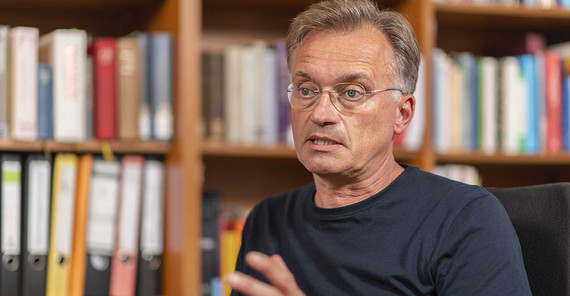 Prof. Dr. Johann Ev. Hafner in seinem Büro während des Interviews.