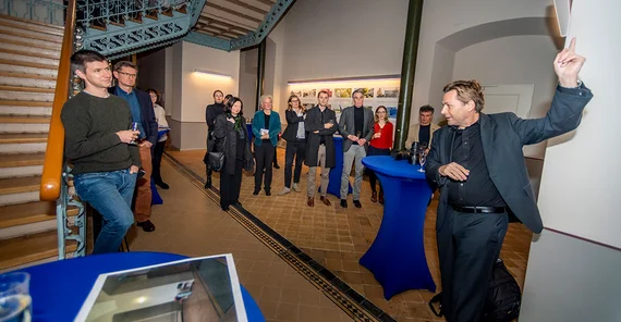 Universitätspräsident Prof. Oliver Günther, Ph.D. eröffnet das sanierte und mit Sitzmöbeln sowie Wandgestaltung ausgestattete Foyer im Südcommun (Haus 9) auf dem Campus Am Neuen Palais.