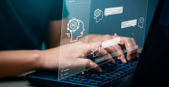 Nahaufnahme von Händen die auf einem Laptop tippen.