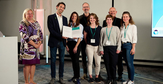 Dr. Andreas Heißel (2.v.l.) und sein Team bei der Verleihung des MSD Gesundheitspreises 2023 Dr. Andreas Heißel (2.v.l.) und sein Team bei der Verleihung des MSD Gesundheitspreises 2023