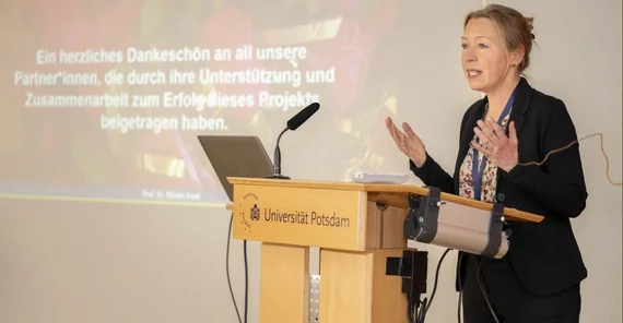 Prof. Dr. Miriam Vock hält die Rede.