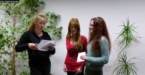 Übergabe der Preise an die Erstplatzierte (Christin Flehmke, rechts) und die Zweitplatzierte (Josephine Pötzsch, Mitte) durch Prof. Dr. Ulrike Lucke (links). (Foto: Raphael Zender)