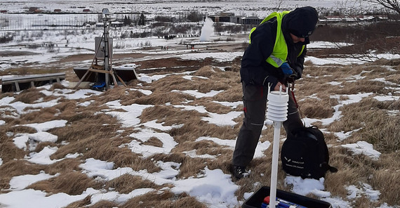 Daniel Vollmer installs a weather station (Thomas Walter, GFZ) on top of a hill northwest of Strokkur. Eruption of Strokkur visible in the background. | Photo: Eva Eibl Daniel Vollmer installs a weather station (Thomas Walter, GFZ) on top of a hill northwest of Strokkur. Eruption of Strokkur visible in the background. | Photo: Eva Eibl