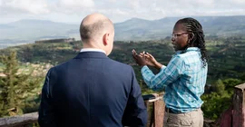 Prof. Lydia Olaka, die an der UP promovierte, erläutert Bundeskanzler Olaf Scholz die Geologie und die Energieressourcen in Kenia.