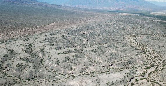 Unterwegs in den Anden | Bodo Bookhagen Auf der Luftaufnahme der Drohne ist die aride Landschaft zu sehen. Das Foto ist von Bodo Bookhagen. Beim anklicken öffnet sich das Bild im neuen Fenster.