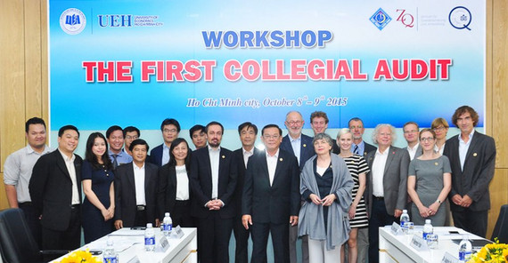 Univ.-Prof. Dr. Mechthild Dreyer (8.v.r.), Vizepräsidentin der Johannes Gutenberg-Universität Mainz, und Prof. Dr. Dieter Wagner (10.v.r.), ehemaliger Vizepräsident der Universität Potsdam, gemeinsam mit Kolleginnen und Kollegen der beiden Hochschulen beim ersten Kollegialen Audit mit Vertreterinnen und Vertretern der University of Economics in Ho-Chi-Minh-Stadt