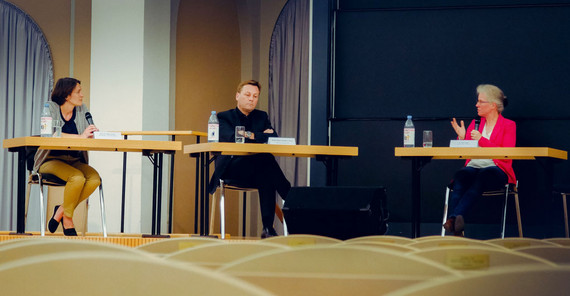 Dr. Silke Engel (rechts) im Interview mit Frau Prof. Dr. Katja Hanack (Professorin für Immuntechnologie; links) | Foto: Reinhold Engel Dr. Silke Engel (rechts) im Interview mit Frau Prof. Dr. Katja Hanack (Professorin für Immuntechnologie; links) | Foto: Reinhold Engel