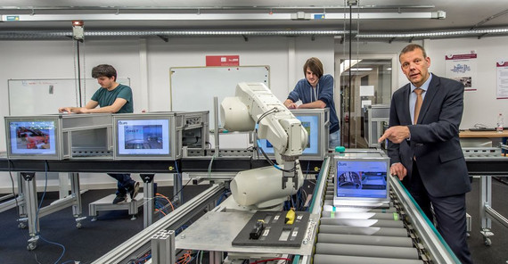Prof. Dr.-Ing. Norbert Gronau im „Anwendungszentrum Industrie 4.0“ auf dem Campus Griebnitzsee. Foto: Karla Fritze. Prof. Dr.-Ing. Norbert Gronau im „Anwendungszentrum Industrie 4.0“ auf dem Campus Griebnitzsee. Foto: Karla Fritze.