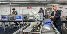 Prof. Dr.-Ing. Norbert Gronau im „Anwendungszentrum Industrie 4.0“ auf dem Campus Griebnitzsee. Foto: Karla Fritze.