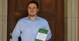 Dr. Dominik Vogel mit seinem Buch in der Hand. Foto: privat.