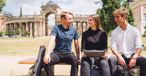 Studierende, Campus Am Neuen Palais | Foto: Matthias Friel Studierende, Campus Am Neuen Palais | Foto: Matthias Friel