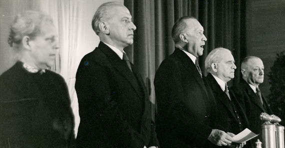 23. Mai 1949: Konrad Adenauer (3. v. l.) verkündet das Grundgesetz. 23. Mai 1949: Konrad Adenauer (3. v. l.) verkündet das Grundgesetz. Mit dabei auch Helene Weber (l.), eine der vier Frauen im Parlamentarischen Rat.