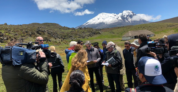 Bundespräsident Frank-Walter Steinmeier (blaue Jacke) mit Delegation und Journalisten am Vulkan Antisana in Ecuador. Foto: Ottmar Ette. Bundespräsident Frank-Walter Steinmeier (blaue Jacke) mit Delegation und Journalisten am Vulkan Antisana in Ecuador. Foto: Ottmar Ette.