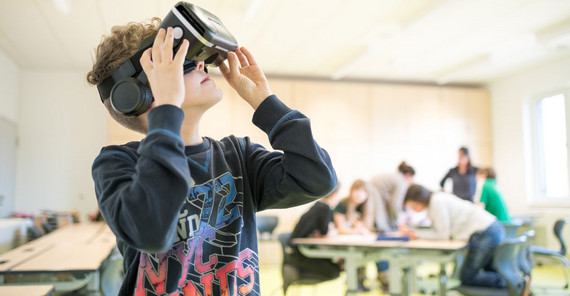 Schüler mit VR-Brille | Foto: Chris Dohrmann Schüler mit VR-Brille | Foto: Chris Dohrmann