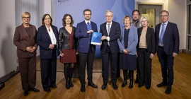 Personengruppe schaut in die Kamera
