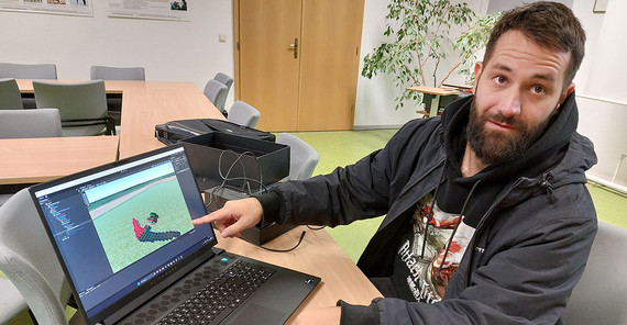 Various scenarios can be played through and new agricultural methods practiced with the VR glasses. Various scenarios can be played through and new agricultural methods practiced with the VR glasses.