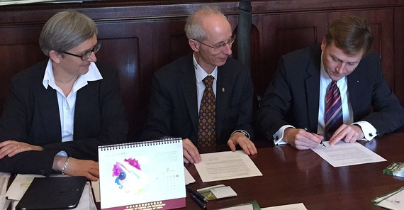 Bei e Bei einem Besuch der Universität Jagiello?ski in Kraków haben deren Prorektor, Prof. Dr. Stanis?aw Kistryn (M.), und der Präsident der Universität Potsdam, Prof. Oliver Günther, Ph.D., ein Memorandum of Understanding unterschrieben. Mit dabei: die Vizepräsidentin für Internationales, Alumni und Fundraising, Prof. Dr. Ulrike Demske. Foto: Universität Jagiello?ski