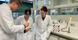 Studierende im Chemie-Labor