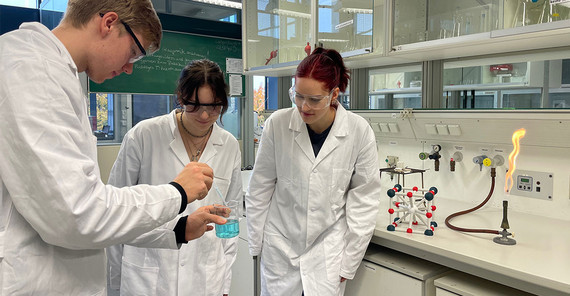 Studierende im Chemie-Labor Studierende im Chemie-Labor