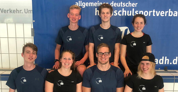 Das Schwimm-Team der Universität Potsdam bei den deutschen Hochschulmeisterschaften 2019. Foto: Tim-Thorben Suck. Das Schwimm-Team der Universität Potsdam bei den deutschen Hochschulmeisterschaften 2019. Foto: Tim-Thorben Suck.