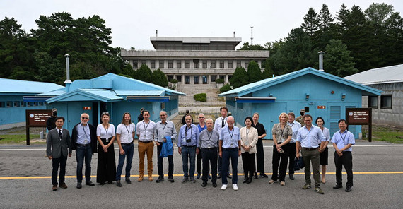 Gruppenfoto der deutschen Delegation und ihren Betreuern an der Grenze, im Hintergrund Nordkorea. Gruppenfoto der deutschen Delegation und ihren Betreuern an der Grenze, im Hintergrund Nordkorea.