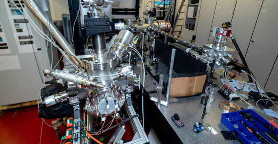 In the laboratory of the research group of Prof. Gühr. | Photo: Tobias Hopfgarten In the laboratory of the research group of Prof. Gühr. | Photo: Tobias Hopfgarten