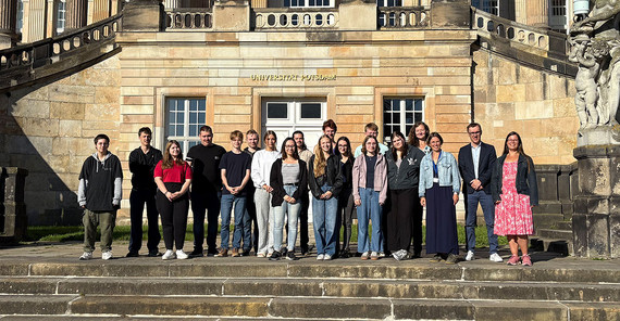 Start der neuen Auszubildenden vor dem Süd-Commun auf dem Campus Neues Palais. Gruppenfoto.