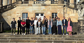 Start der neuen Auszubildenden vor dem Süd-Commun auf dem Campus Neues Palais. Gruppenfoto.