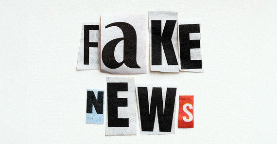 Die Worte "fake news" sind auf weißem Grund aus ausgeschnittenen Zeitungsartikel-Buchstaben gelegt.