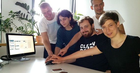 Die Hochschul-App ist online: Die Entwickler der App geben die Veröffentlichung im App Store frei. Foto: Ulrike Lucke Die Hochschul-App ist online: Die Entwickler der App geben die Veröffentlichung im App Store frei. Foto: Ulrike Lucke