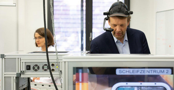 Die AR-Brille im Einsatz im Zentrum „Industrie 4.0“ | Foto: Sandra Scholz Die AR-Brille im Einsatz im Zentrum „Industrie 4.0“ | Foto: Sandra Scholz