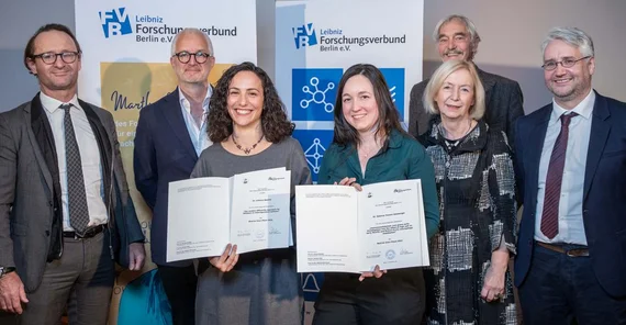 Das Bild zeigt die Preisträgerinnen mit den Urkunden. Das Foto ist von Ralf Günther/FVB.