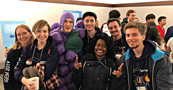 Das Potsdamer iGEM-Team mit einer "lebendigen Weinrebe". Foto: Ricarda Leisering. Das Potsdamer iGEM-Team mit einer "lebendigen Weinrebe". Foto: Ricarda Leisering.