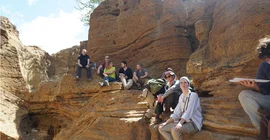 Vorlesung in einem ausgetrockneten Flussbett in der Nyokie-Ebene | Foto: Corinna Kallich