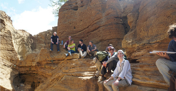 Vorlesung in einem ausgetrockneten Flussbett in der Nyokie-Ebene | Foto: Corinna Kallich Vorlesung in einem ausgetrockneten Flussbett in der Nyokie-Ebene | Foto: Corinna Kallich