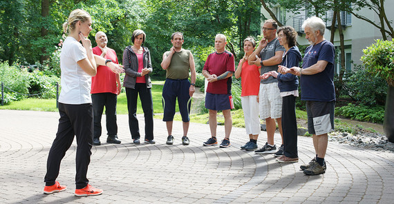 Puls messen im Programm „AmPULS“ Eine Gruppe von Sportlern steht draußen und misst gemeinsam den Puls